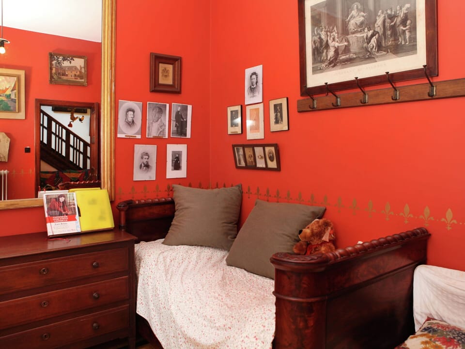 House | 10 bedrooms, individually furnished, bed sheets