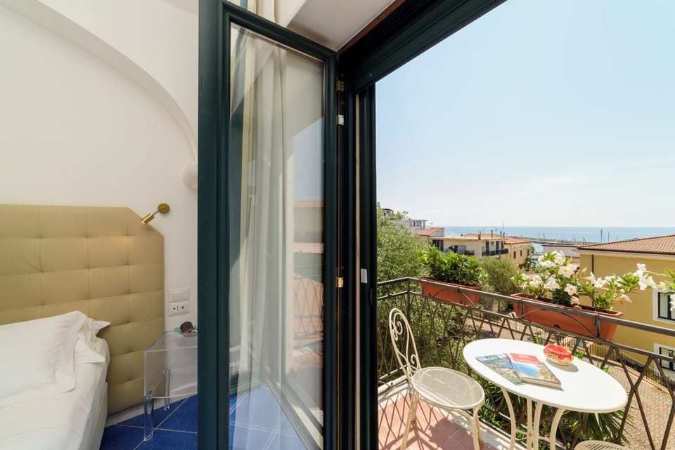 Deluxe Room, Garden View | Balcony