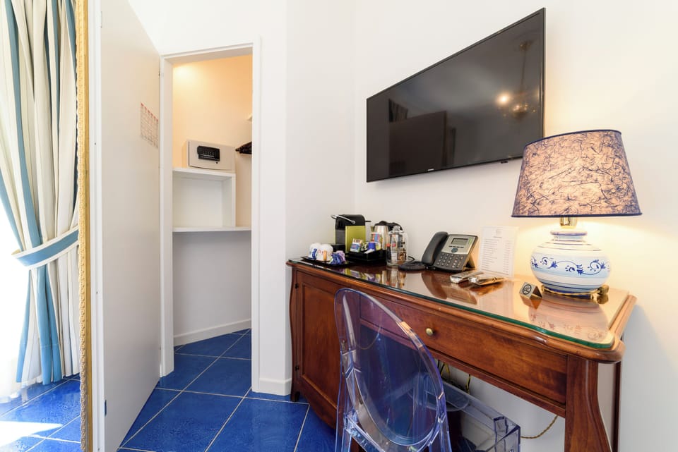 Deluxe Room, Garden View | Wardrobe