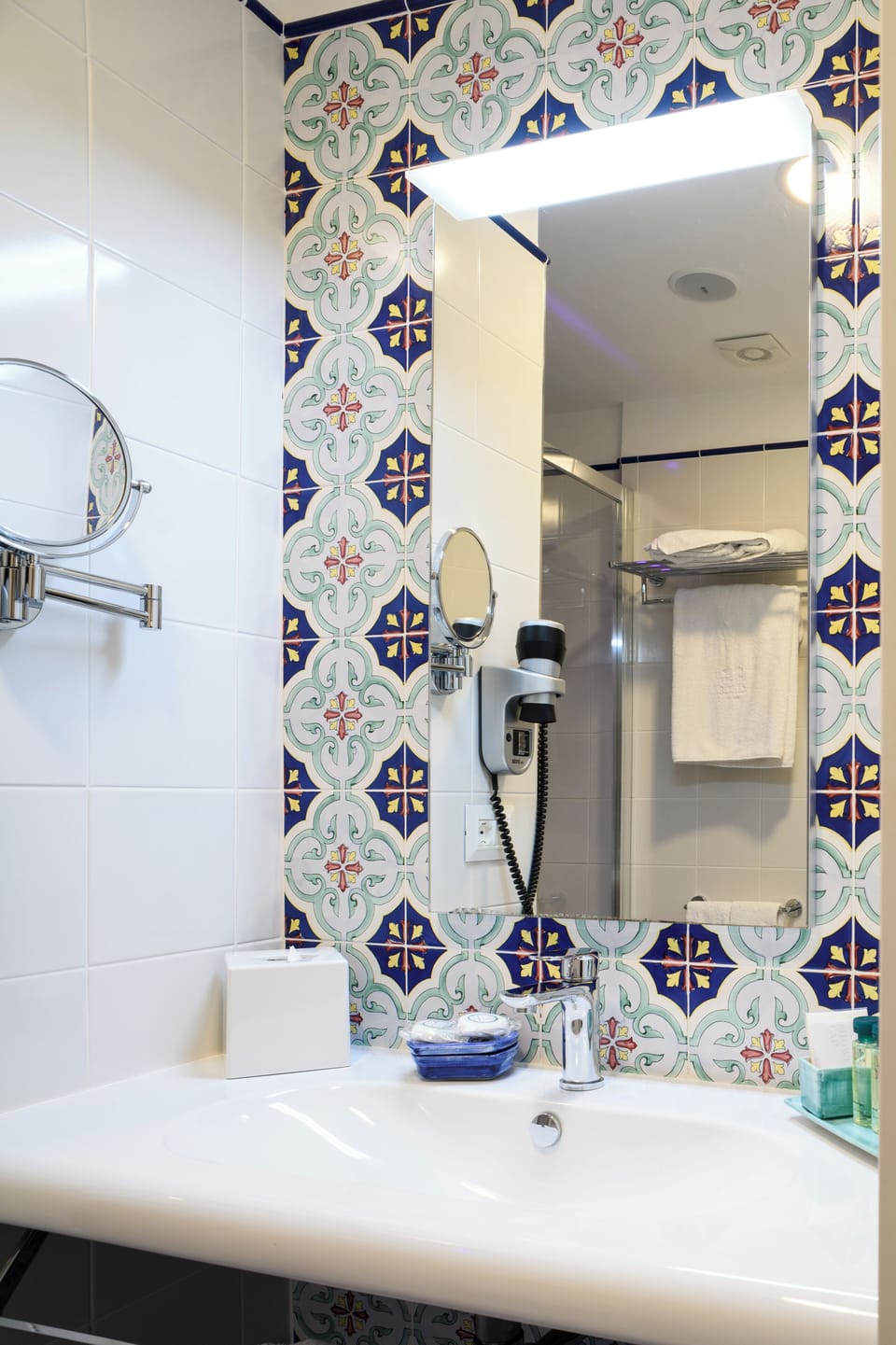 Standard Room (Ground Floor) | Bathroom | Shower, hydromassage showerhead, hair dryer, slippers