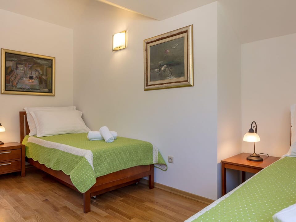 House | 4 bedrooms, iron/ironing board, bed sheets
