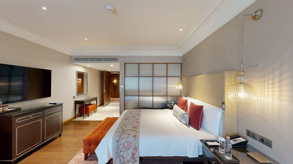 Deluxe Room (The Nizam) | Premium bedding, minibar, in-room safe, desk