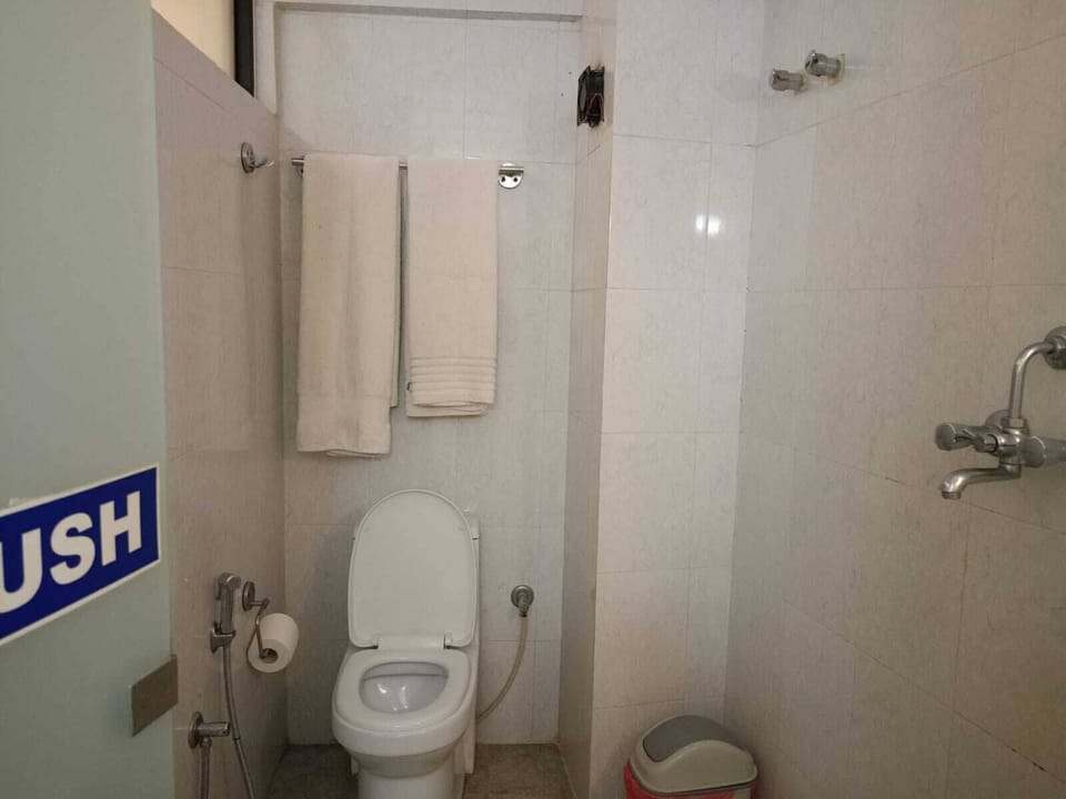 Standard Double Room, Non Smoking | Bathroom | Shower, rainfall showerhead, free toiletries, hair dryer