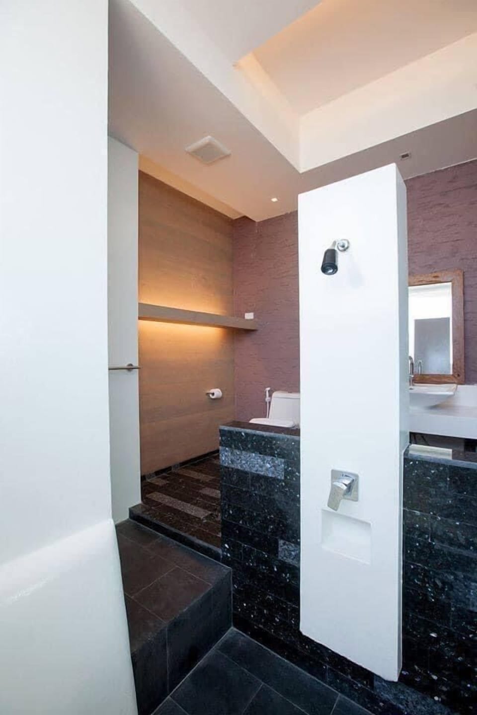 Superior suite | Bathroom | Shower, hydromassage showerhead, free toiletries, towels