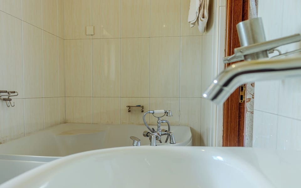 Executive Room, 1 King Bed, Balcony, City View | Bathroom | Shower, slippers, bidet, towels