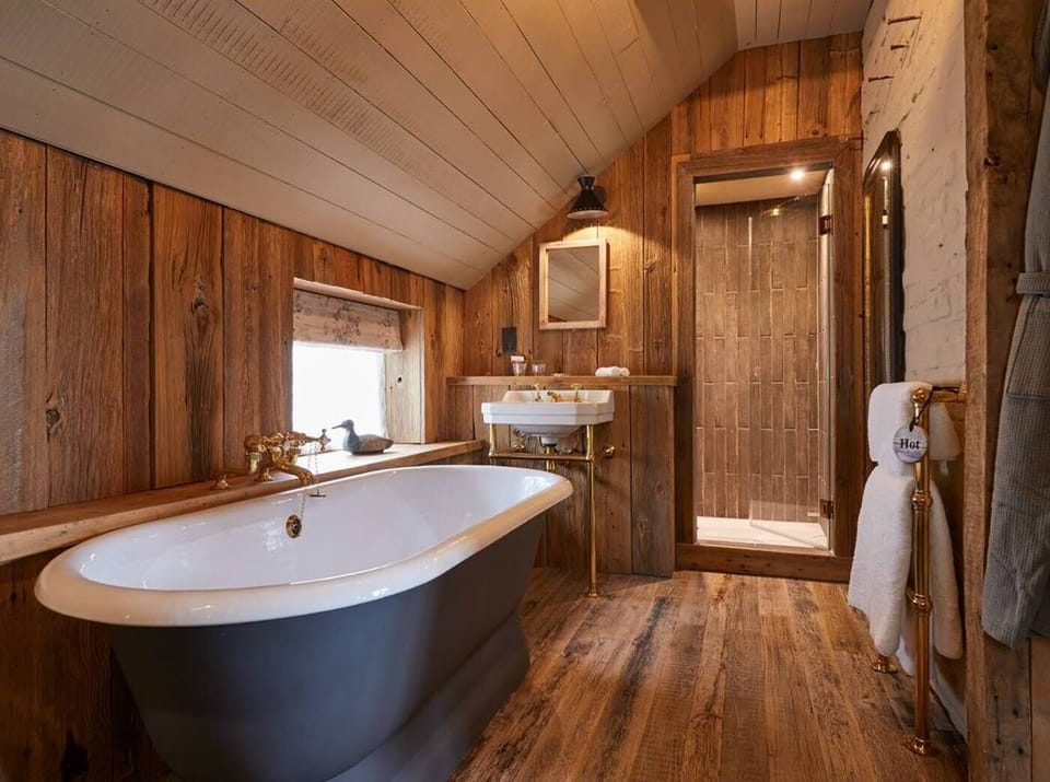 Apple Store | Bathroom | Free toiletries, hair dryer, bathrobes, towels