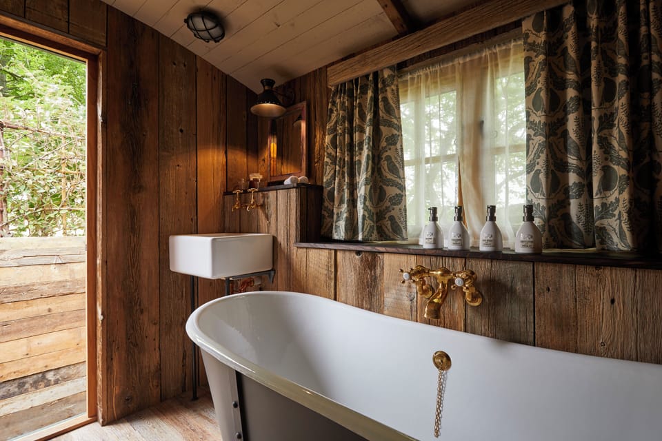 Field Wagons | Bathroom | Free toiletries, hair dryer, bathrobes, towels