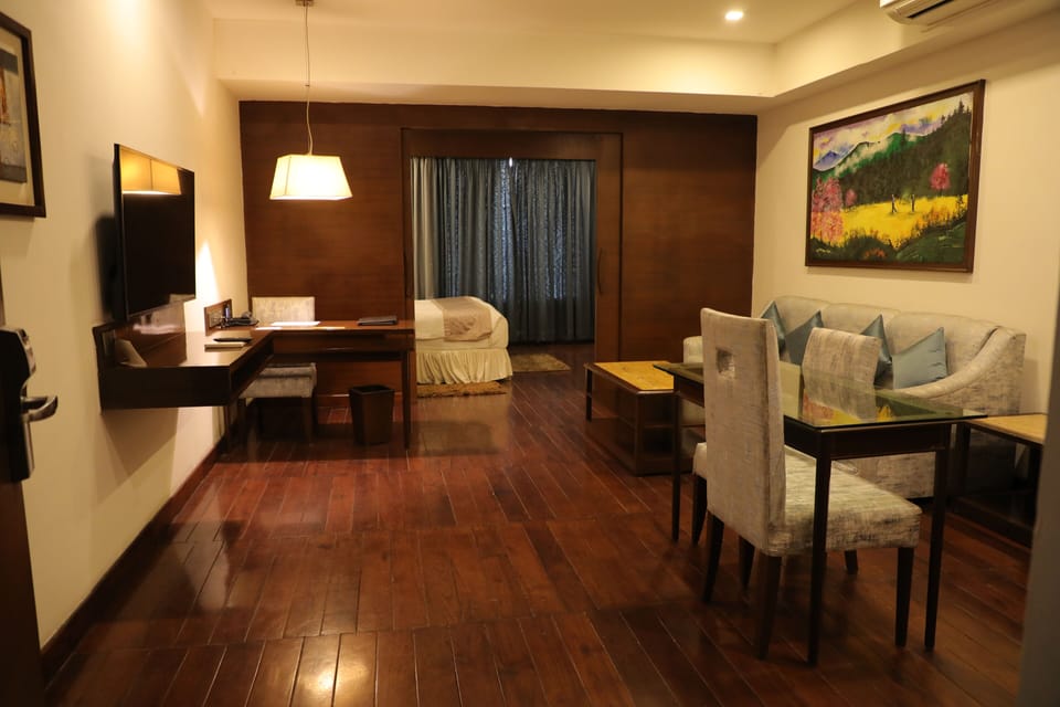 Executive Suite, 1 Queen Bed | Living area | 56-inch Smart TV with cable channels