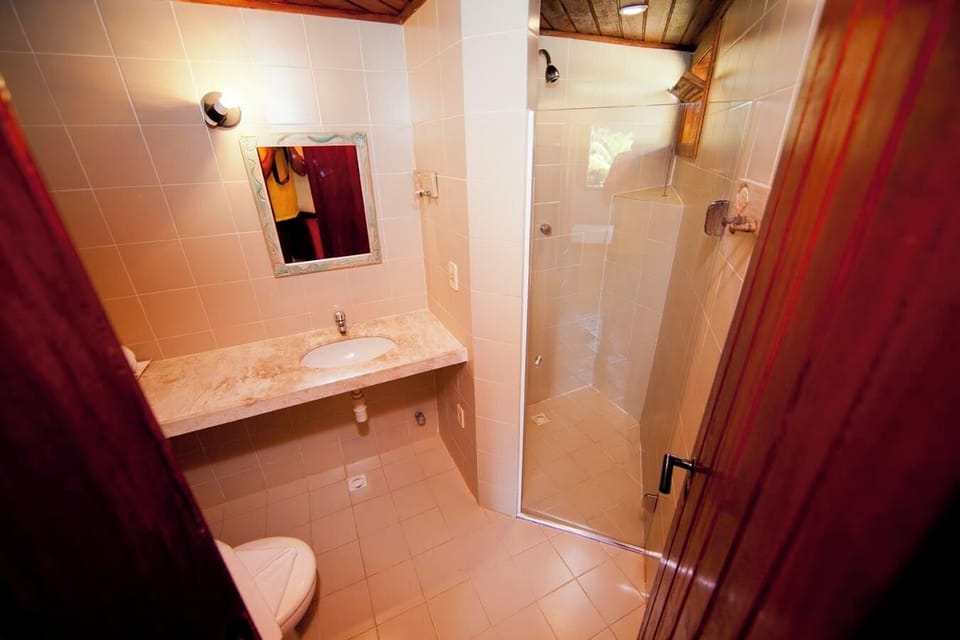 Quarto quádruplo com varanda | Bathroom | Shower, towels