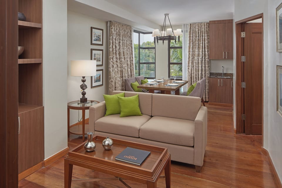 Suite, 2 Bedrooms, Kitchenette, Pool View (Dining) | Room amenity