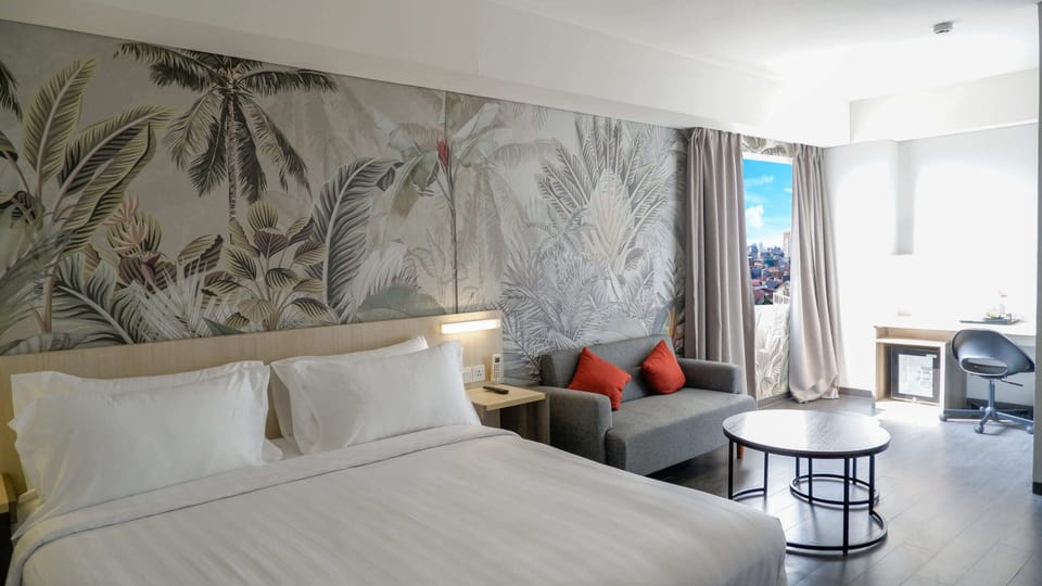 Express Super Queen Room | In-room safe, desk, blackout drapes, soundproofing