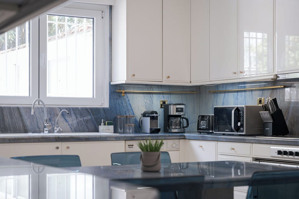Superior House, Mountain View | Private kitchen | Fridge, microwave, oven, stovetop