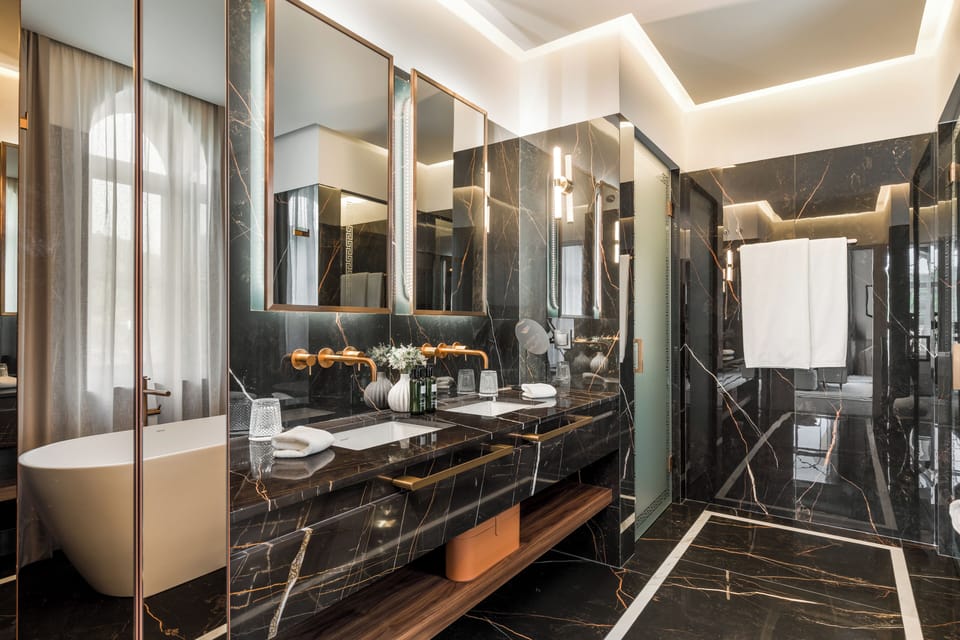 Suite Amoure / with Jacuzzi | Bathroom | Hair dryer, slippers, towels