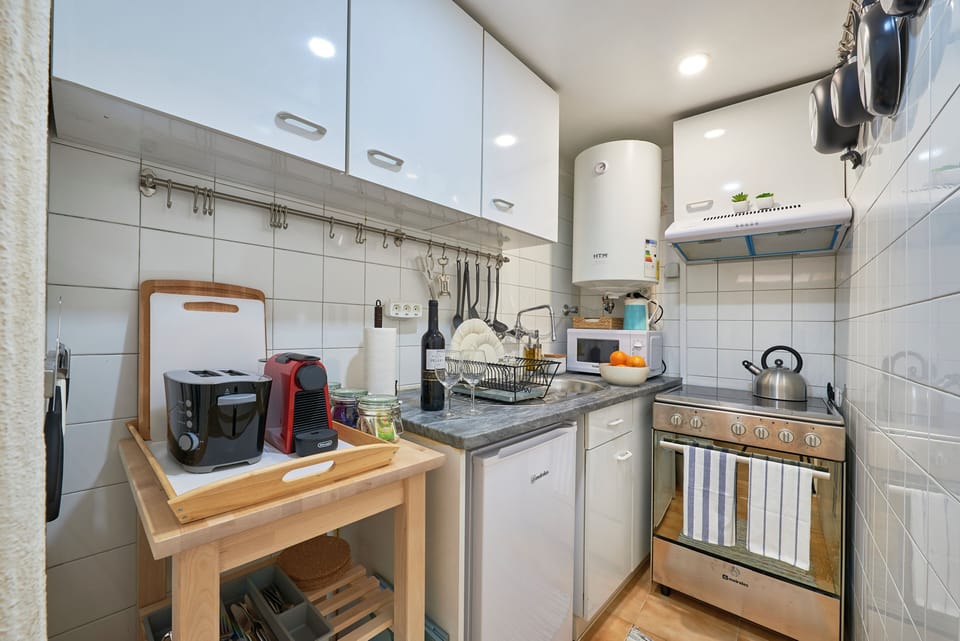 Apartment, 2 Bedrooms | Private kitchen | Fridge, microwave, oven, stovetop