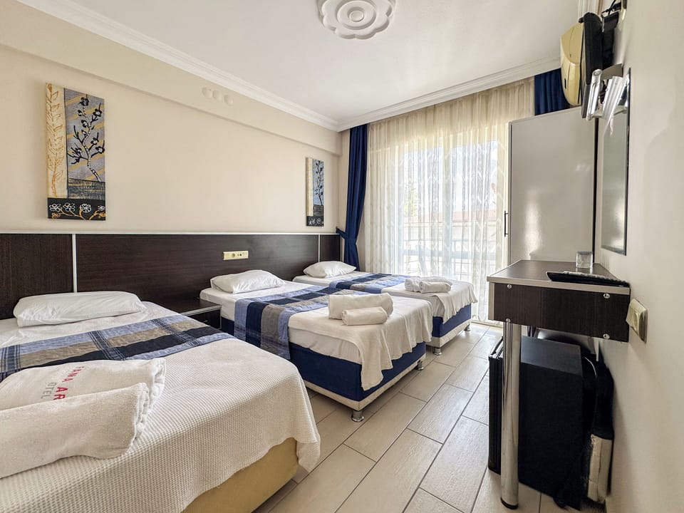 Basic Triple Room, Balcony | Desk, WiFi (free)