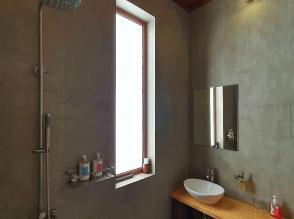 Comfort Double Room, 1 King Bed | Bathroom | Hair dryer, towels, soap, shampoo