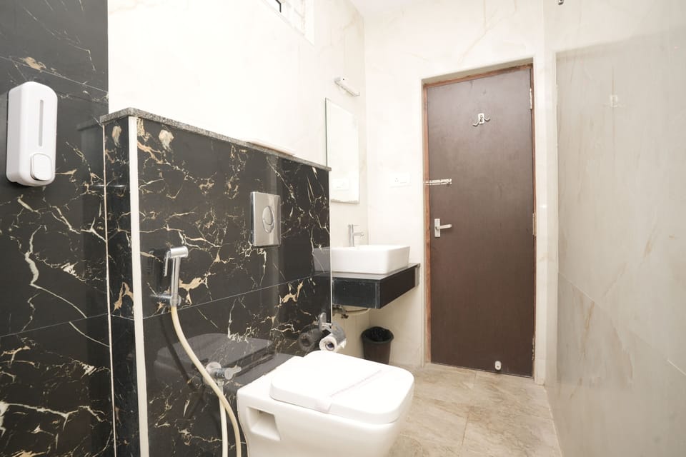Shower, free toiletries, towels