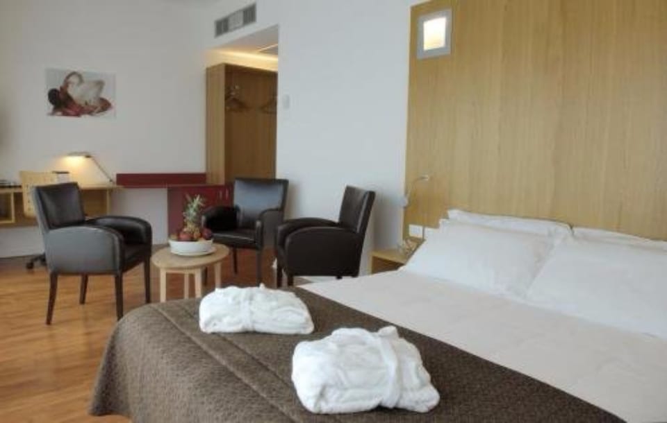 Deluxe Room, 1 Queen Bed | Minibar, in-room safe, desk, blackout drapes