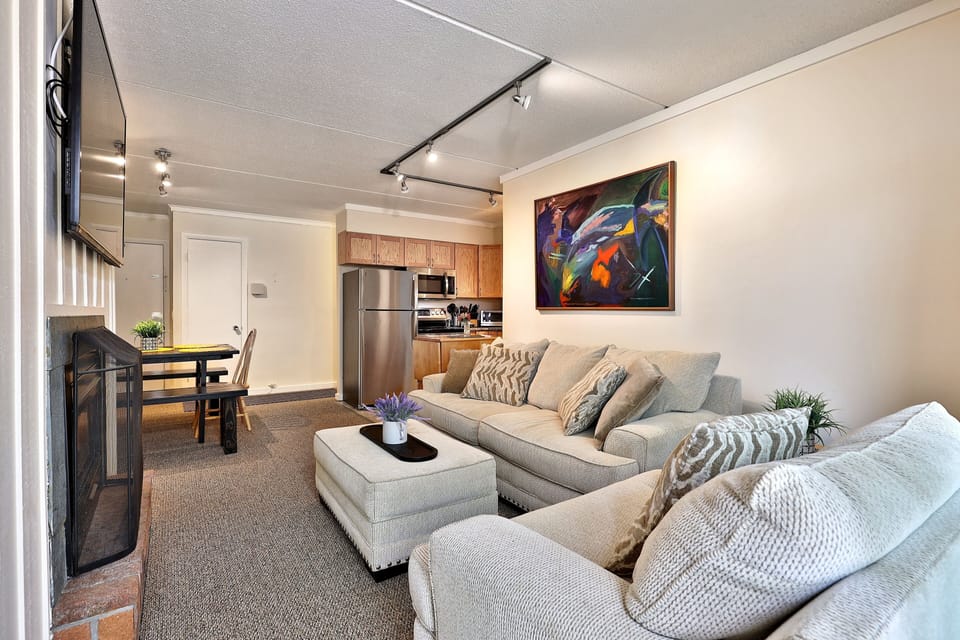 Condo, 3 Bedrooms | Living area