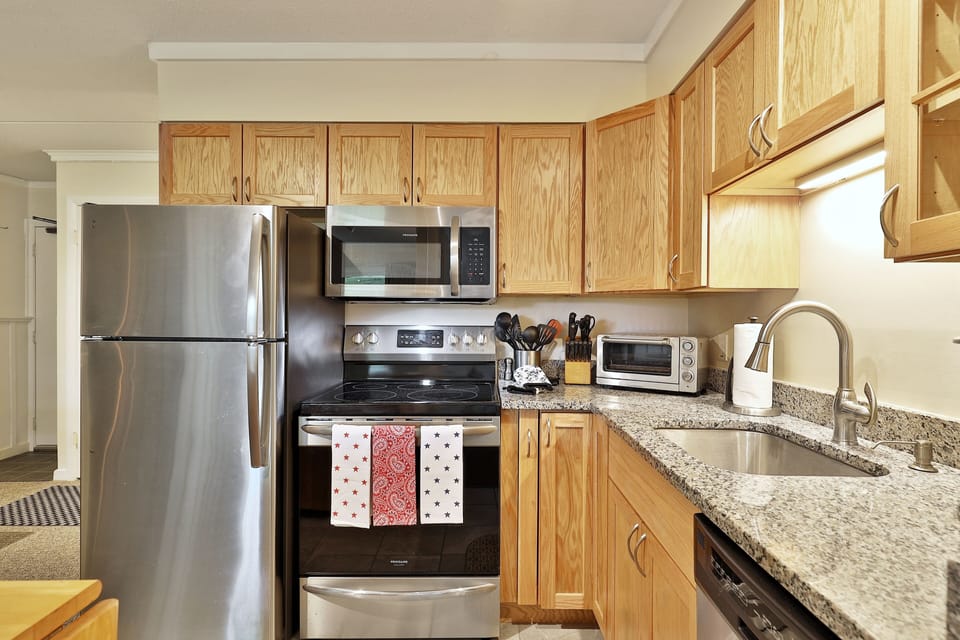 Condo, 3 Bedrooms | Private kitchen | Fridge, oven, coffee/tea maker, toaster