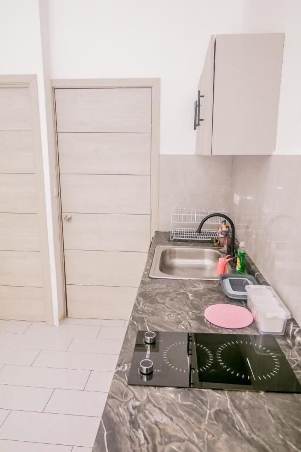 Standard Studio Suite, Balcony, Mountain View | Private kitchen | Mini-fridge, stovetop, cookware/dishes/utensils