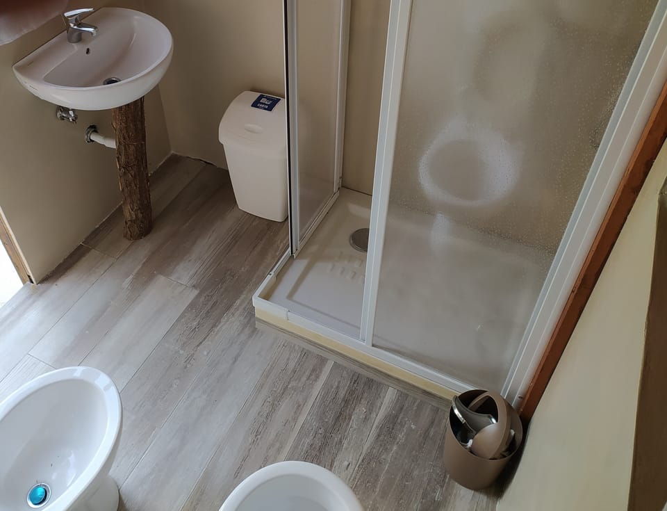 Exclusive Tent | Bathroom | Shower, free toiletries, hair dryer, towels