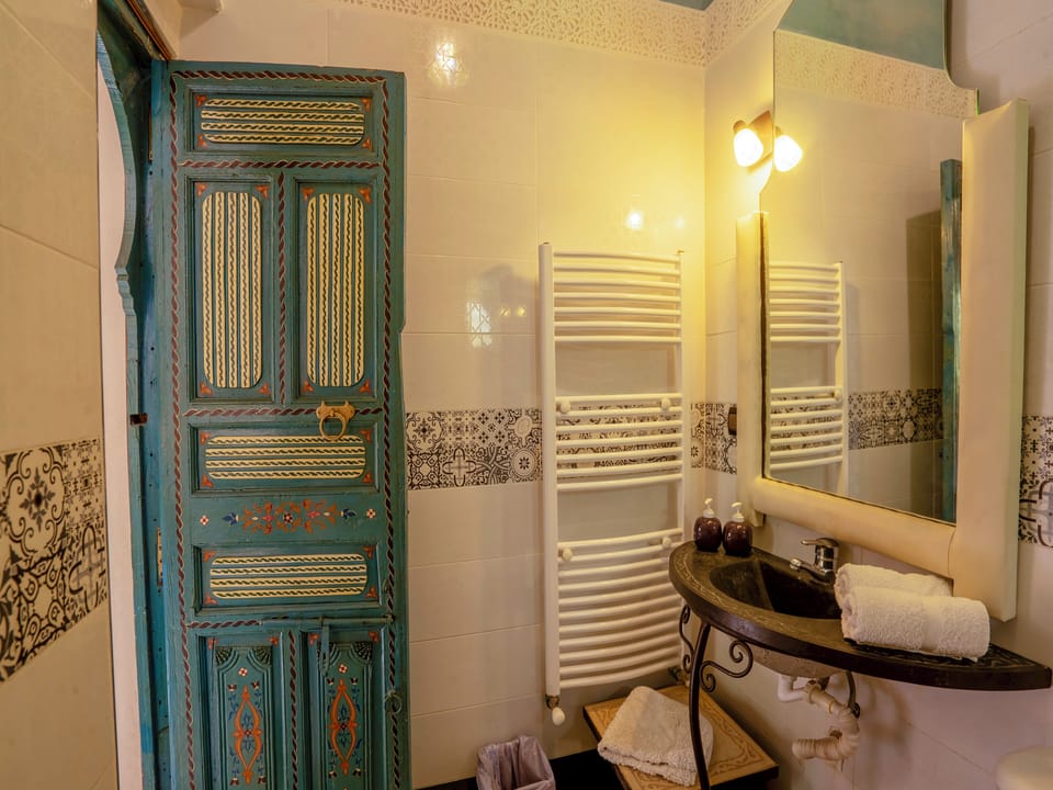 Superior Double Room | Bathroom | Shower, free toiletries, hair dryer, towels