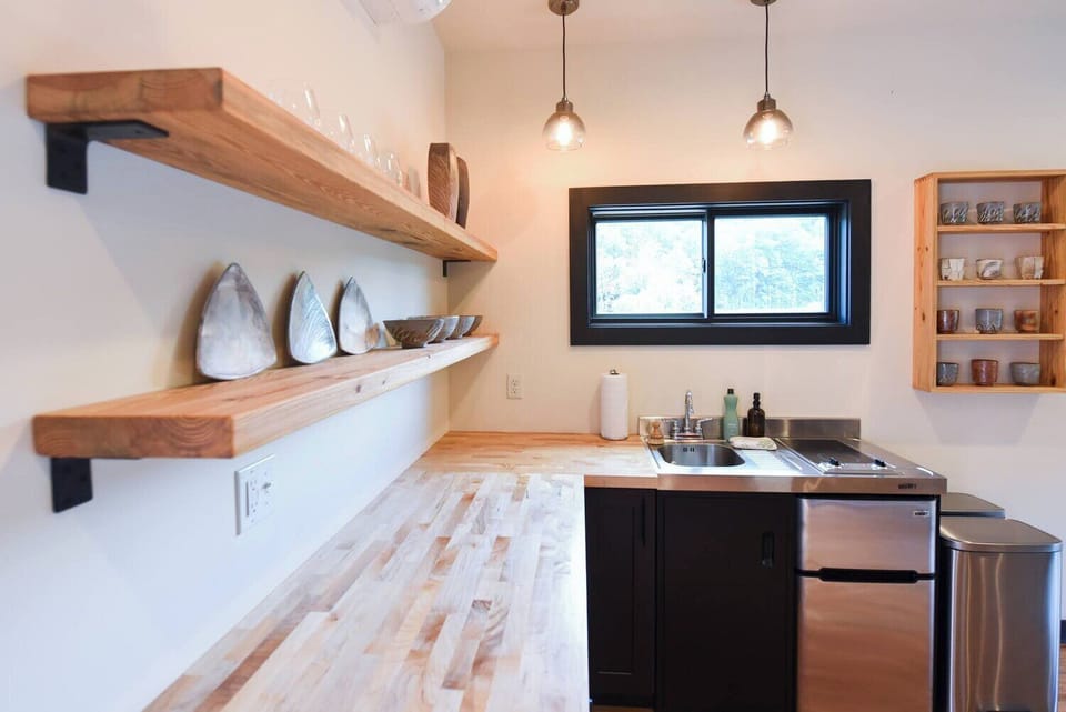 Signature Studio Suite, River View | Desk, laptop workspace, iron/ironing board, free WiFi
