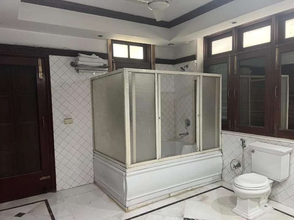 Superior Double Room | Bathroom | Hair dryer, slippers