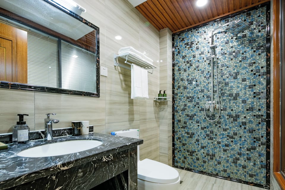 Classic Twin Room | Bathroom | Shower, hair dryer, slippers, towels