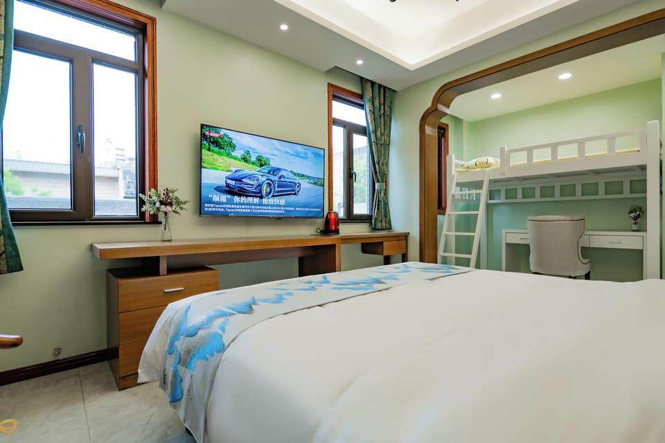 Classic Triple Room | Desk, laptop workspace, WiFi (free), bed sheets