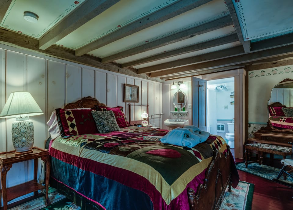 Holly Room | Premium bedding, individually decorated, individually furnished