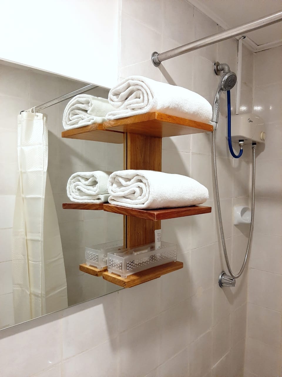 Shower, free toiletries, bidet, towels