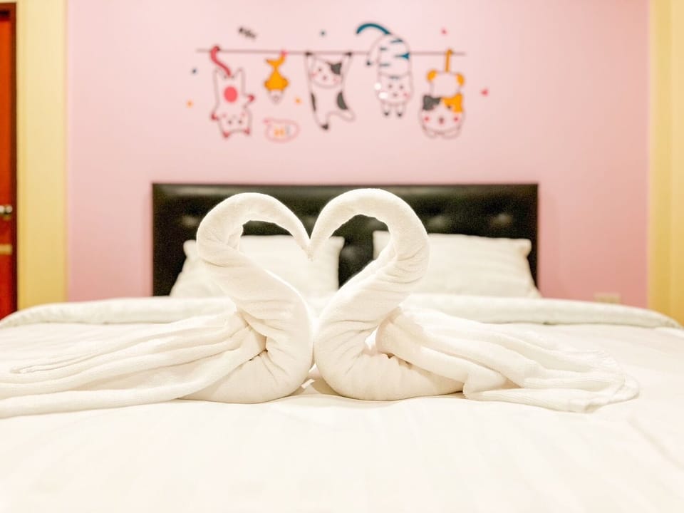 Blackout drapes, rollaway beds, free WiFi, bed sheets