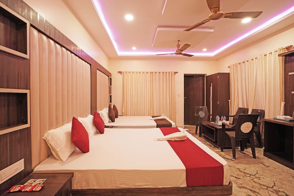 Family Room | Premium bedding, desk, soundproofing, free WiFi