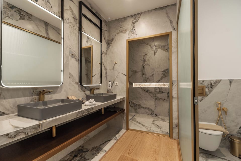 Deluxe Double Room with Balcony | Bathroom | Shower, hair dryer, slippers, towels