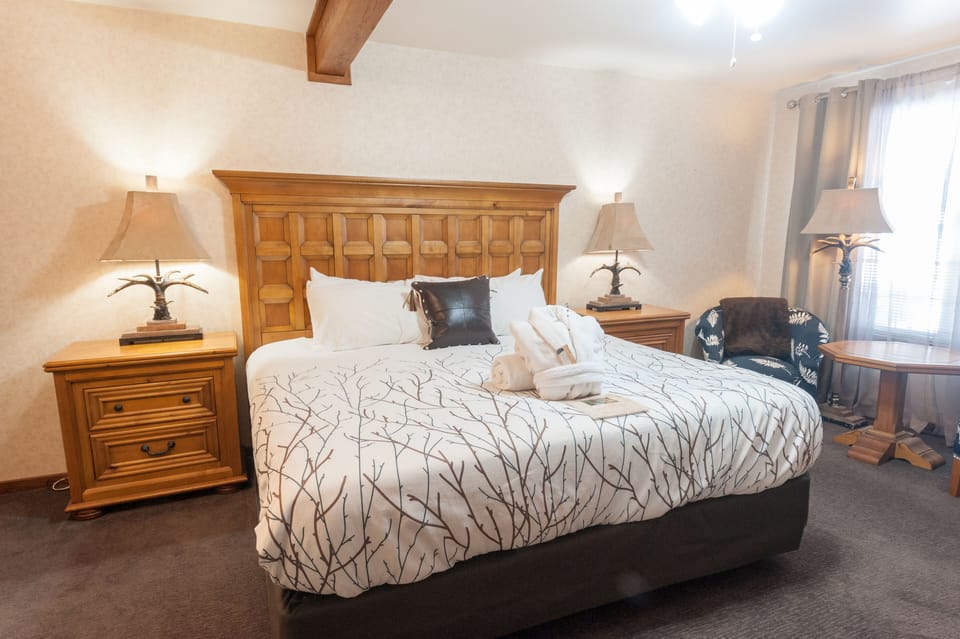 Basic Studio, 1 King Bed, Non Smoking, Private Bathroom | Premium bedding, pillowtop beds, blackout drapes, iron/ironing board