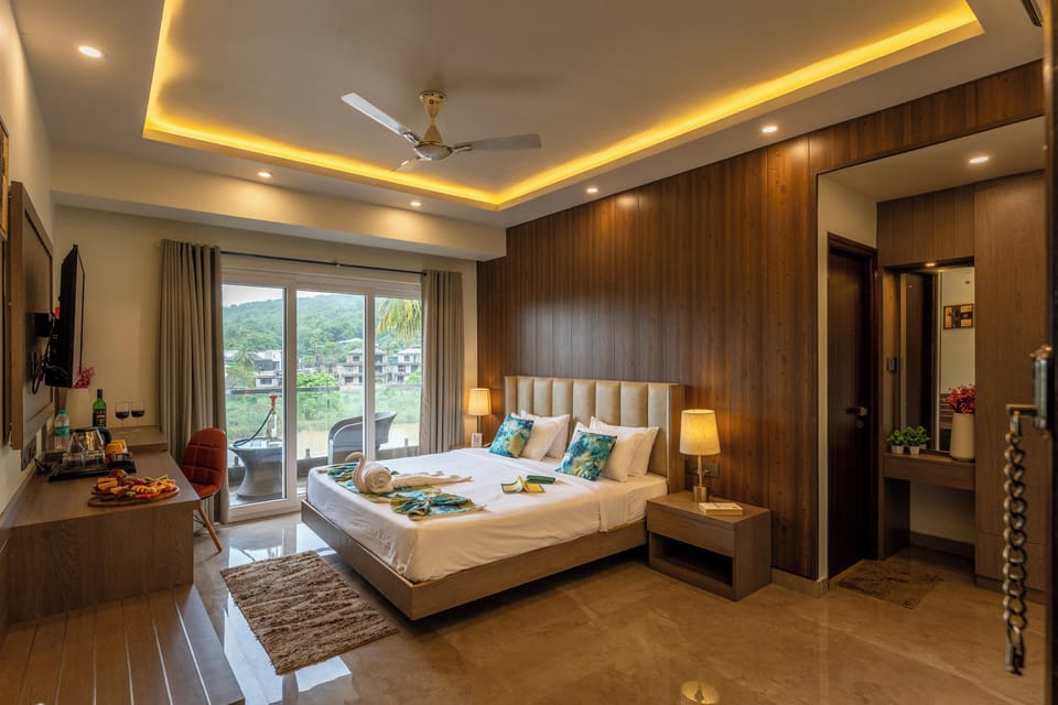 Luxury Room | Minibar, desk, laptop workspace, blackout drapes