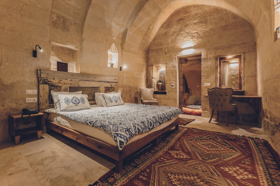 Deluxe Double Room with Jacuzzi | Soundproofing, free WiFi, bed sheets