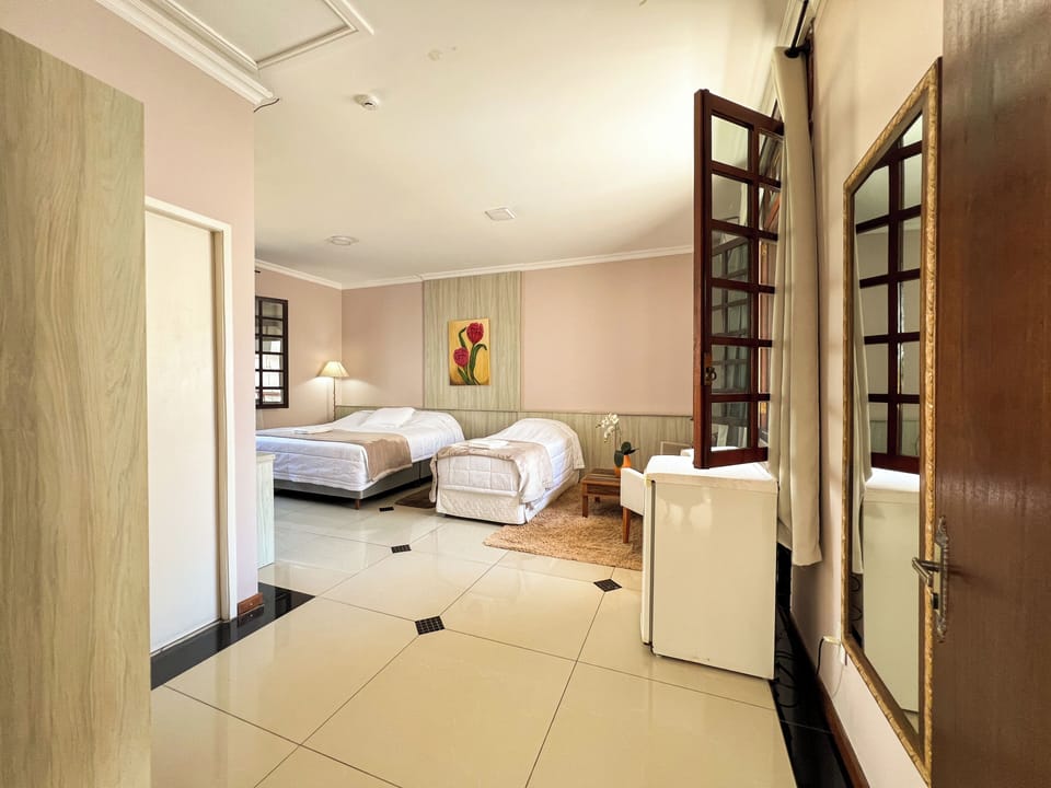Premium Studio Suite | Desk, laptop workspace, free WiFi