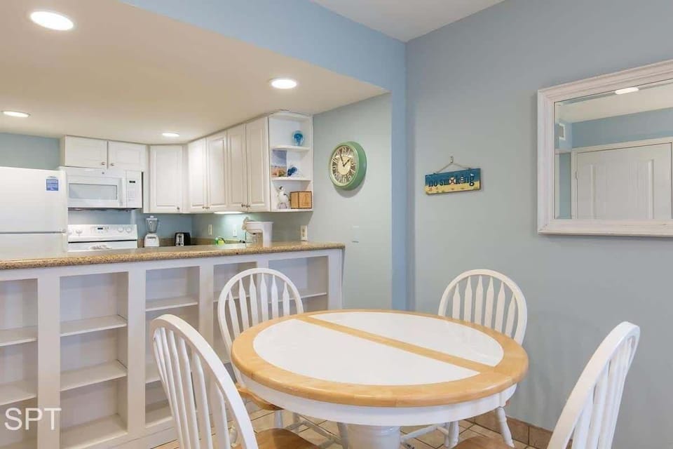 Apartment, 2 Bedrooms | Dining