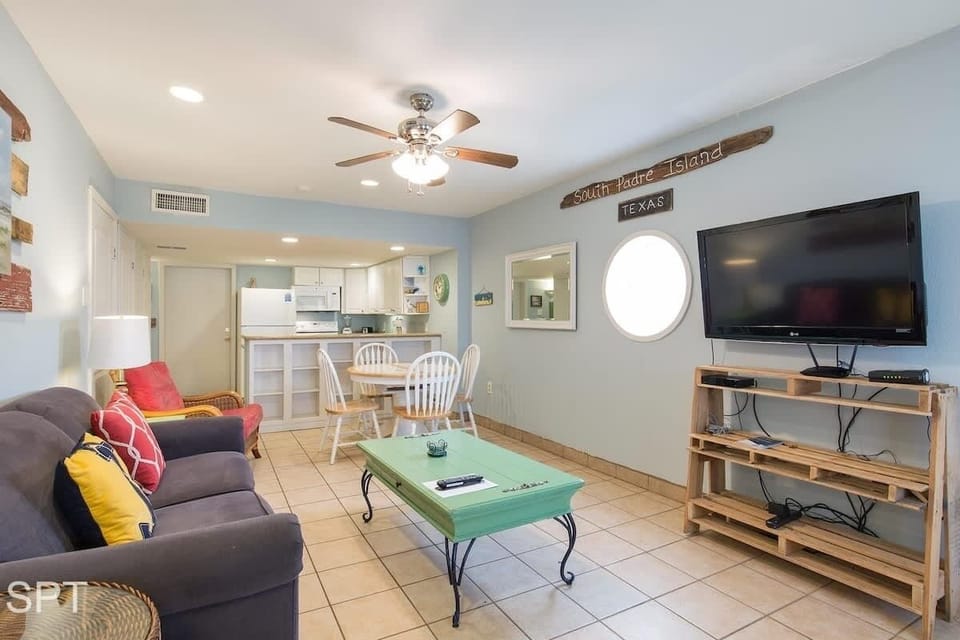Apartment, 2 Bedrooms | Living area