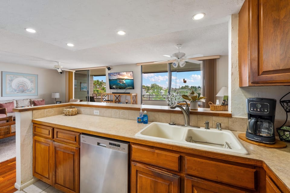 Condo, 2 Bedrooms | Private kitchen | Fridge, oven, coffee/tea maker, toaster