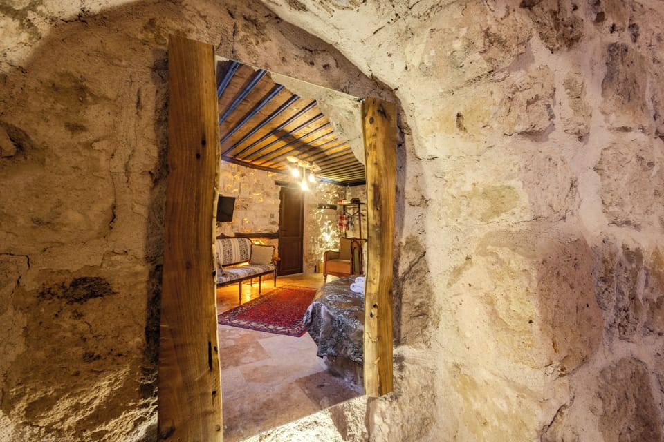 Deluxe Room with Jacuzzi | Bathroom | Free toiletries, hair dryer, slippers