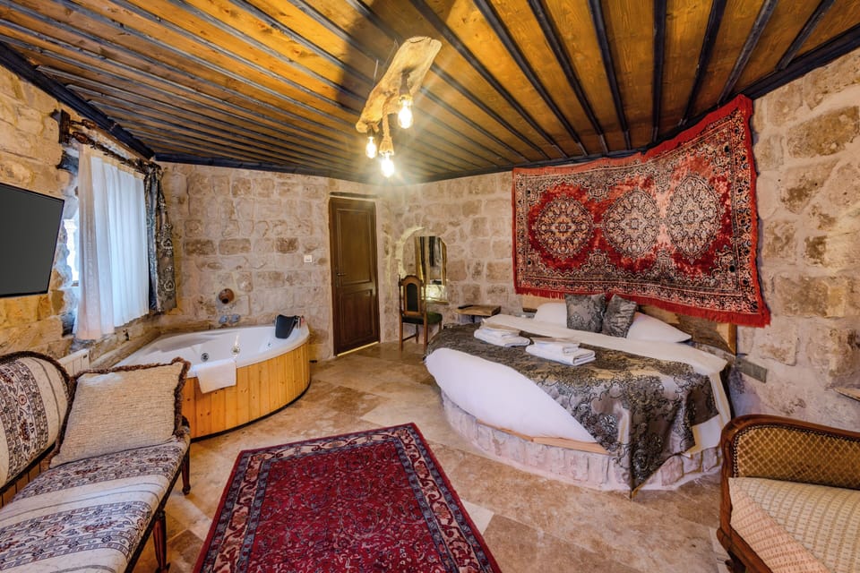 Deluxe Room with Jacuzzi | Blackout drapes, soundproofing, iron/ironing board, free WiFi