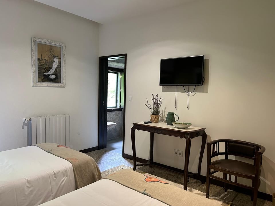 Twin Room | Desk, free WiFi, bed sheets