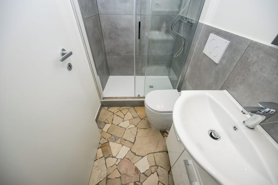 Standard Room | Bathroom | Shower, rainfall showerhead, hair dryer, towels