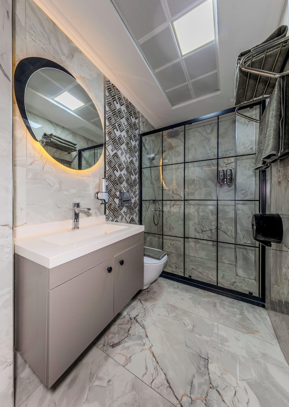 Deluxe Triple Room | Bathroom | Combined shower/tub, jetted tub, hydromassage showerhead, hair dryer