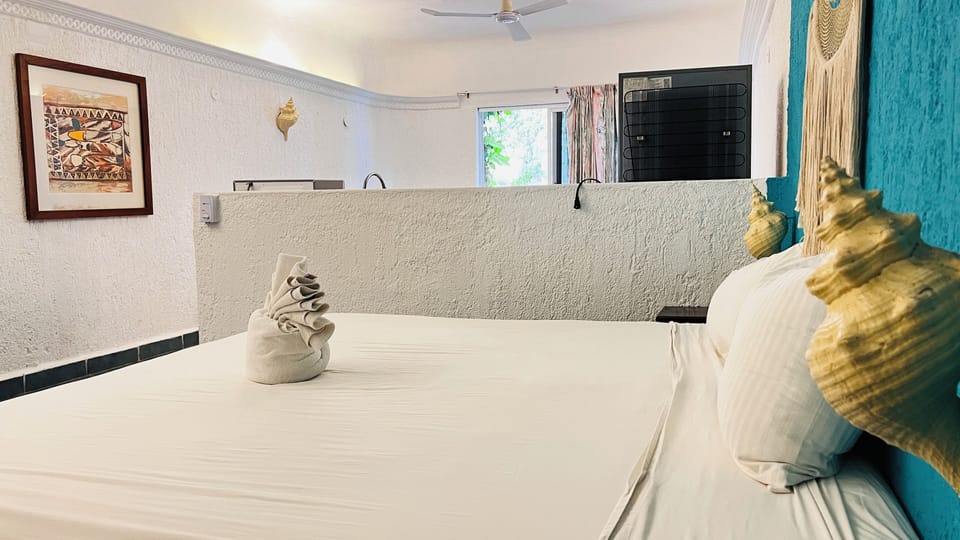 Executive Triple Room, 1 Bedroom | Desk, laptop workspace, free WiFi, bed sheets