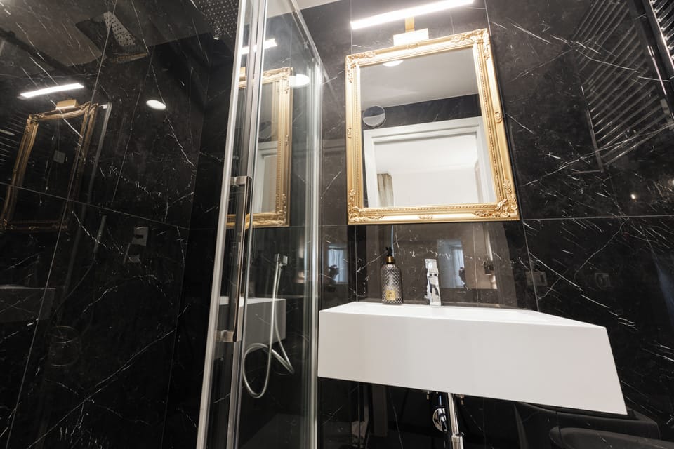 Classic Room, 1 King Bed, Non Smoking, Ensuite | Bathroom | Shower, rainfall showerhead, free toiletries, hair dryer